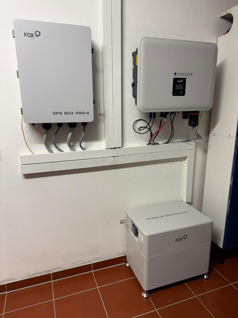 Referenzfoto: Fox ESS Wechselrichter und Standbatterie professionell installiert